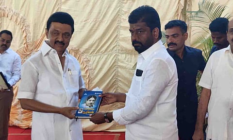 முதல்- அமைச்சர் மு.க.ஸ்டாலினை தி.மு.க. ஒன்றிய செயலாளர் எஸ்.வி.செந்தில்குமார் நேரில் சந்தித்து நன்றி தெரிவித்த காட்சி.