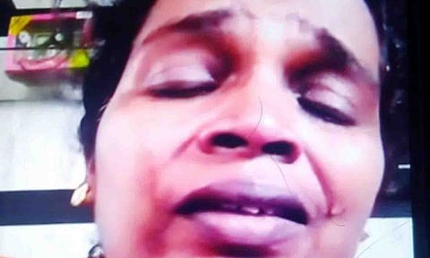 கண்ணீர் விட்டு அழும் ஆசிரியை.