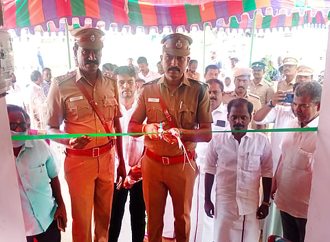 புறக்காவல் நிலையத்தை திருவாடனை காவல் துணை கண்காணிப்பாளர் நிரேஷ் ரிப்பன் வெட்டி திறந்து வைத்தார்.