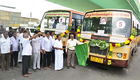 புதிய வழித்தடங்களில் பஸ்களை ராஜேந்திரன் எம்.எல்.ஏ கொடியசைத்து தொடங்கி வைத்த காட்சி. அருகில் அரசு போக்குவரத்து கழக மண்டல மேலாளர் லட்சுமணன், நிர்வாக இயக்குநர் பொன்முடி மற்றும் பலர் உள்ளனர்.