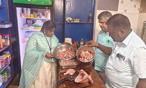 தரமற்ற சிக்கனை அதிகாரிகள் பறிமுதல் செய்த காட்சி. 