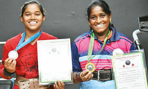 வீட்டு வேலை செய்யும் கோவை பெண் தங்கம் வென்று சாதனை- மகளும் வெண்கலப்பதக்கம் வென்றார்