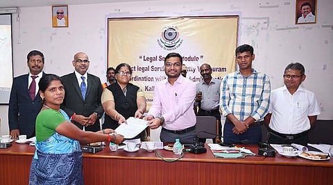 சட்டவிழிப்புணர்வு ஆலோசனைக்கூட்டத்தில் பயனாளிகளுக்கு அரசின் நலத்திட்ட உதவிகளை மாவட்ட கலெக்டர ஷ்ரவன் குமார் வழங்கினார். அருகில் மாவட்ட முதன்மை நீதிபதி கீதாராணி மற்றும் பலர் உள்ளனர். 