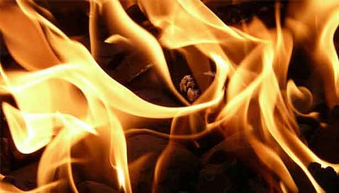 பெட்டி கடை- மோட்டார் சைக்கிளுக்கு தீ வைப்பு