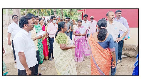  மத்தூர் ஒன்றியம் களர்பதி ஊராட்சி சமத்துவபுரத்தில் புனரமைக்கப்பட்ட வீடுகளை ஆய்வு மேற்கொண்டு பயனாளிகளிடம் விவரம் கேட்டறிந்த கூடுதல் இயக்குனர் ஆனந்தராஜ் , திட்ட இயக்குனர் மலர் விழி.