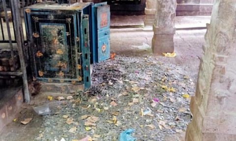 உண்டியலில் உள்ள பணத்தை திருடி சென்ற கொள்ளையர்கள் சில்லரை காசுகளை விட்டு சென்றுள்ளனர்.