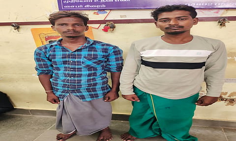 கைதான கொள்ளையர்களை படத்தில் காணலாம்.