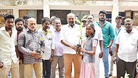 பள்ளி மாணவர்களுக்கு மரக்கன்றுகள் வழங்கப்பட்டது.