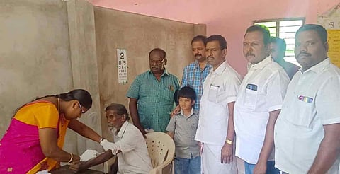 முகாமில் ஒருவருக்கு பரிசோதனை செய்யப்பட்ட காட்சி.