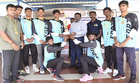 விளையாட்டு போட்டிகளில் வெற்றிபெற்ற மாணவர்களுக்கு கலெக்டர் முரளிதரன் பரிசு வழங்கினார்.