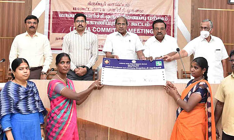  மகளிா் சுய உதவிக் குழுக்களுக்கு கடனுதவி வழங்கிய காட்சி. 