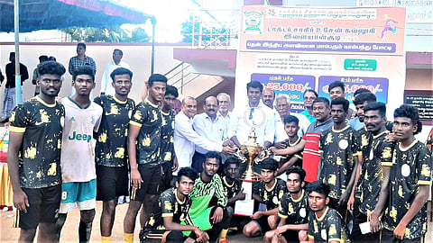 கால்பந்து போட்டியில் வெற்றி அணி வீரர்களுக்கு பரிசு கோப்பை வழங்கப்பட்டது.