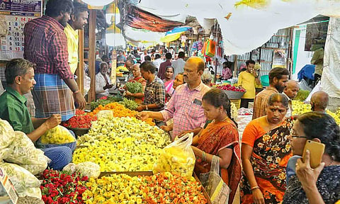 திருப்பூர் மார்க்கெட்டில் பூக்கள் வாங்க குவிந்த பொதுமக்கள். 