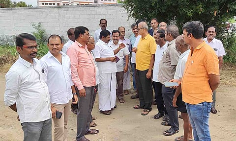 நகராட்சி தலைவர் குமார் பொதுமக்களுடன் பேச்சுவார்த்தை நடத்திய காட்சி. 
