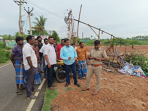 கடலூர் குழந்தை காலனி பகுதியில் போலீசார் விசாரணை செய்தபோது துணை மேயர் தாமரைச்செல்வன் சம்பவத்தை குறித்து போலீசாரிடம் பேசிய காட்சி.
