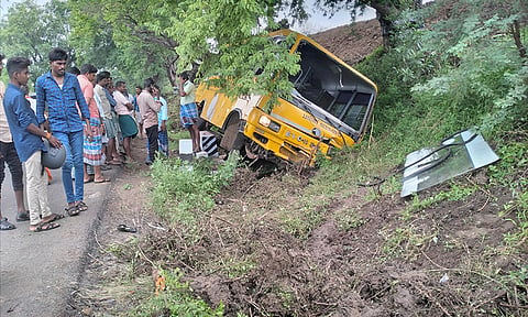 திருமண கோஷ்டி சென்ற பஸ் கவிழ்ந்து கிடக்கும் காட்சி. 