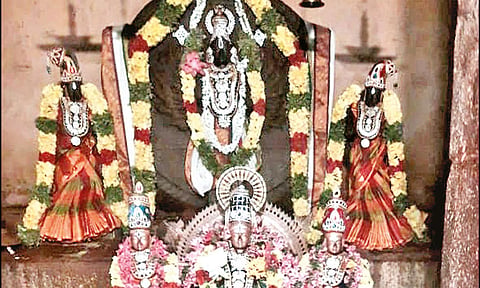 தஞ்சை ராஜகோபாலசாமி கோவிலில் சக்கரத்தாழ்வாருக்கு சித்திரை நட்சத்திர வழிபாடு