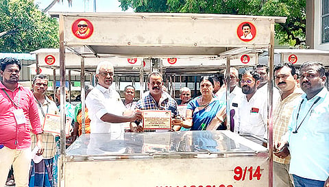 வியாபாரிகளுக்கு தள்ளுவண்டிகள் வழங்கிய போது எடுத்தபடம்.
