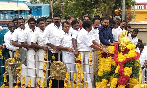 இன்று 307-வது பிறந்தநாள்: பூலித்தேவன் சிலைக்கு அரசியல் கட்சியினர் மாலை அணிவிப்பு