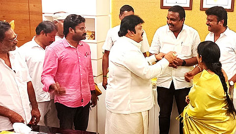 தஞ்சை மேயர் சண்.ராமநாதன், ஆணையர் சரவணகுமாரை நடிகர் பாராட்டினார்.