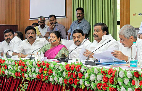 அமைச்சர் கே.என்.நேரு தலைமையில் ஆய்வு கூட்டம் நடைபெற்றபோது எடுத்தபடம். அருகில் அமைச்சர்கள் ராஜகண்ணப்பன், கீதாஜீவன், அப்துல்வகாப் எம்.எல்.ஏ. உள்ளனர்.