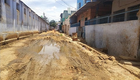 மேட்டுப்பாளையத்தில் குண்டும், குழியுமாக காட்சியளிக்கும் உருளைக்கிழங்கு மண்டி சாலை