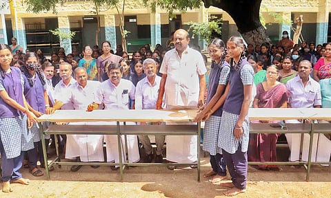 நிகழ்ச்சியில் செல்வராஜ் எம்.எல்.ஏ., பள்ளிக்கு ேமஜைகளை வழங்கிய காட்சி. 