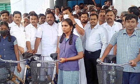 அமைச்சர் மு.பெ.சாமிநாதன் பள்ளி மாணவ-மாணவிகளுக்கு விலையில்லா சைக்கிள் வழங்கிய காட்சி.