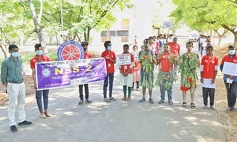 ஊட்டச்சத்து குறித்த விழிப்புணர்வு பேரணியில் பங்கேற்ற மாணவர்கள்.