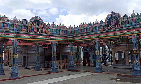  உலகேஸ்வரர்கோவிலில் வர்ணம் பூசப்பட்டு கும்பாபிஷேகத்திற்கு தயாராக உள்ளதை படத்தில் காணலாம்.