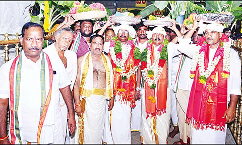 காணிப்பாக்கம் வரசித்தி விநாயகருக்கு ஸ்ரீகாளஹஸ்தி சிவன் கோவில் சார்பில் பட்டு வஸ்திரங்கள் சமர்ப்பணம்