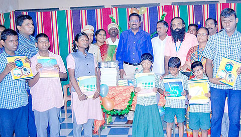 பார்வை திறன் குறையுடைய மாணவர்களுக்கு கலெக்டர் நலத்திட்ட உதவி வழங்கினார்.