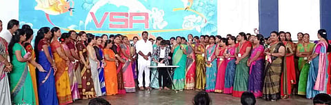விழாவில் கலந்து கொண்டவர்களை படத்தில் காணலாம். 