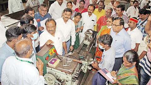  அரசு தொழிற்பயிற்சி மையத்தில் அமைச்சர் கணேசன் ஆய்வு செய்த காட்சி.