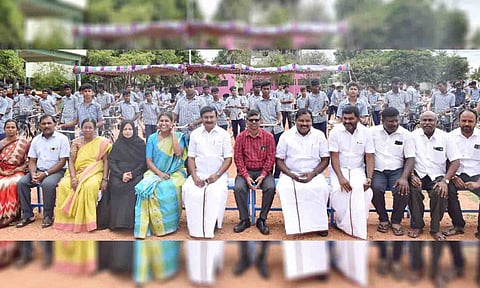 நிகழ்ச்சியில் பங்கேற்ற அமைச்சர் மு.பெ.சாமிநாதன் மற்றும் பலரை படத்தில் காணலாம். 