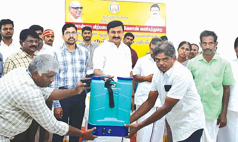 நிகழ்ச்சியில் விவசாயிக்கு மானிய விலையில் மின்கல ெதளிப்பான்களை அமைச்சர் மு.பெ.சாமிநாதன் வழங்கிய காட்சி. 