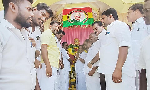வ.உ.சி. சிலைக்கு தர்மர் எம்.பி. மற்றும் நிர்வாகிகள் மாலை அணிவித்து மரியாதை செலுத்தினர்.
