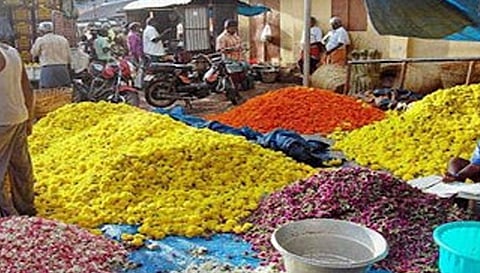 பரமத்தி வேலூர் பகுதிகளில் பூக்களின் விலை கிடுகிடு உயர்வு
