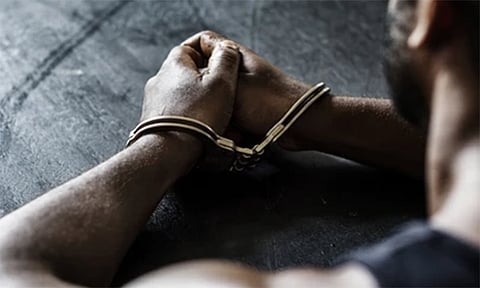 அனுமதியின்றி மது பாட்டில்கள் விற்பனை செய்த வாலிபர் கைது