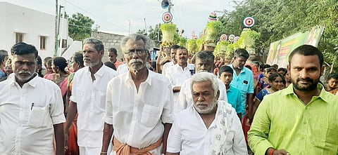 சந்தன மாரியம்மன் கோவில் திருவிழாவை முன்னிட்டு பெண்கள் முளைப்பாரி எடுத்து ஊர்வலமாக வந்தனர்.