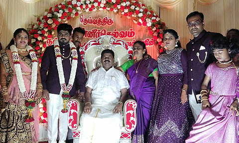 தந்தையின் மெழுகு சிலை அருகில் நின்று திருமணம் செய்த ஆரோக்கிய இயேசுராஜா உறவினர்களுடன் எடுத்துக்கொண்ட படம்.