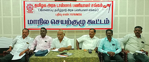 டாஸ்மாக் பணியாளர் சங்க மாநில செயற்குழு கூட்டம் மாநிலத்தலைவர் பால்சாமி தலைமையில் நடந்தது. 