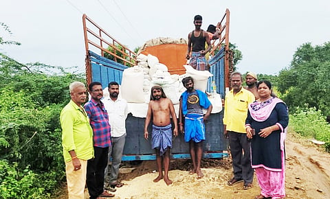 வேனுடன் ரேசன் அரிசி பறிமுதல் செய்தனர்.