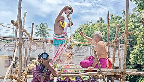 கலசத்தில் புனிதநீர் ஊற்றி கும்பாபிஷேகம் நடந்தது.