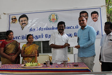 காட்டுப்புத்தூரில் சிறப்பாக தூய்மை பணியில் ஈடுபட்டவர்களுக்கு பாராட்டு சான்றிதழ் - எம்.எல்.ஏ. காடுவெட்டி தியாகராஜன் வழங்கினார்