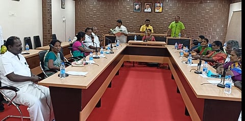 கந்தர்வகோட்டையில் போக்குவரத்திற்கு இடையூராக சாலைகளில் சுற்றி திரியும் கால்நடைகளை அகற்ற வேண்டும் - ஒன்றிய குழுகூட்டத்தில் வலியுறுத்தல்