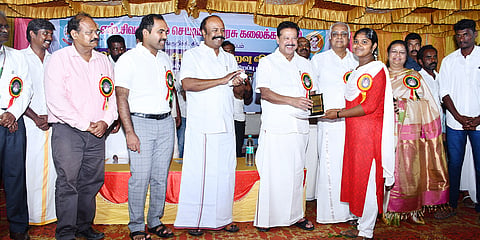 விழாவில் சிறப்பாக பயின்ற மாணவிக்கு அமைச்சர்கள் பொன்முடி, பெரியகருப்பன் ஆகியோர் பரிசு வழங்கினர். அருகில் கலெக்டர் மதுசூதன்ரெட்டி உள்பட பலர் உள்ளனர்.