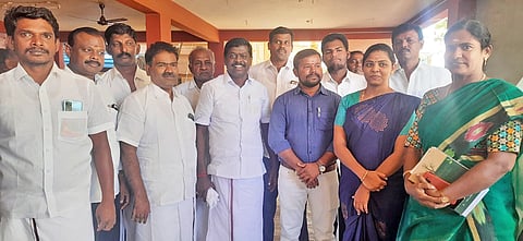 ஆலங்குளம் மகளிர் கல்லூரியில் ஆர்.டி.ஓ. கங்காதேவி ஆய்வு செய்தார். அருகில் தென்காசி தெற்கு மாவட்ட தி.மு.க. பொறுப்பாளர் சிவபத்மநாதன்.