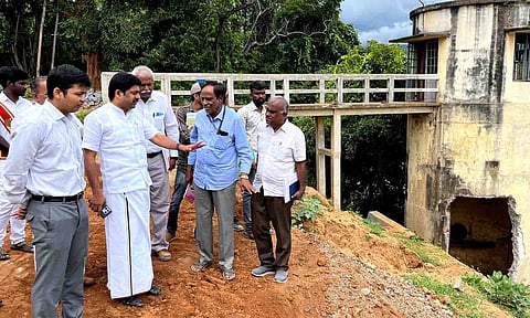  மேயர் தினேஷ்குமார் பார்வையிட்டு ஆய்வு செய்த காட்சி.