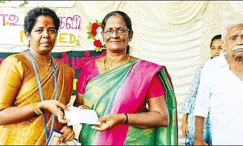 நல்லாசிரியர் விருதுக்கான பரிசுத்தொகையை பள்ளி கழிவறையை சரிசெய்ய வழங்கிய ஆசிரியை